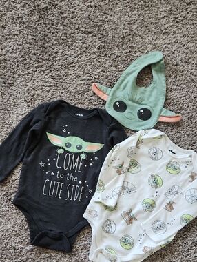 Star Wars Black & White Baby One-Piece Bodysuit Set with Green Grogu Bib